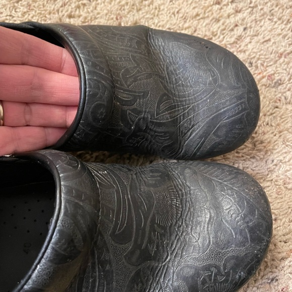 Size 40 Dansko hand tooled clogs. Black - Picture 3 of 5